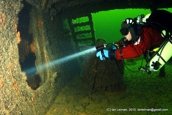 Looking inside the stern cabins.Depth 24 meters.