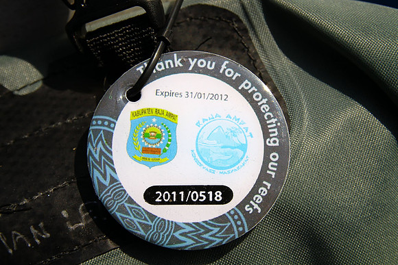 Raja Ampat 2011, luonnonpuiston maksulätkä. Näistä kerätyillä varoilla suojellaan merialueita ja rahoitetaan alueen merentutkimusta.