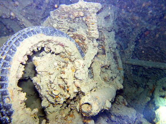 Thistlegorm, a motorcycle from which the tire spokes have been stolen by divers