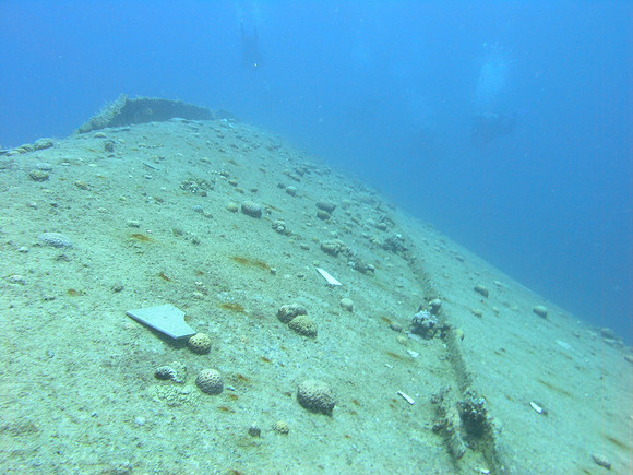 "Miniya" wreck, starboard side hull, divers seen 20...30 meters away, in Red Sea this is a really "poor" visibility ;-)