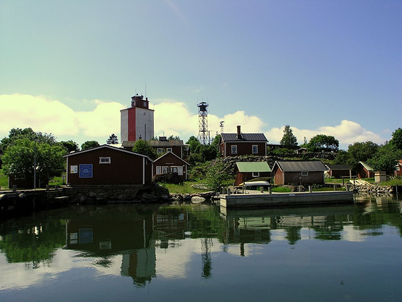 Utön majakka ja luotsivenesatama kuvattuna Hinkistä tyynenä päivänä kauppareissulla.