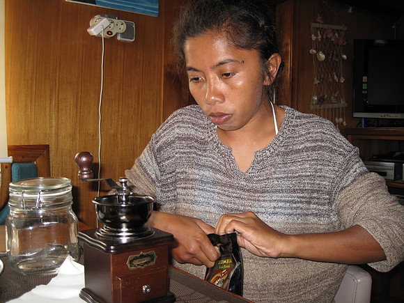 Cici jauhamassa kahvia