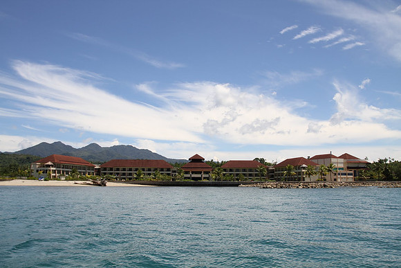 Hotel Aston Natsepa Ambon mereltä nähtynä.