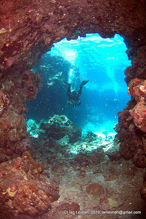 now, finally almost no backscatter, the red colour of the swim-through hole showing up, the other divers in the distance