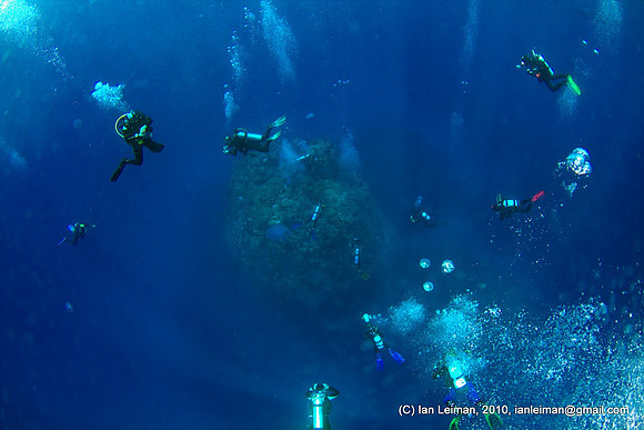 Plunge onto the 7 deep habilis of Ohrob. The habili (pinnackle) seen below is peaking at 20 msw, and the bottom is around 50...60 msw also seen below. Negative entry from the moving boat into stream f